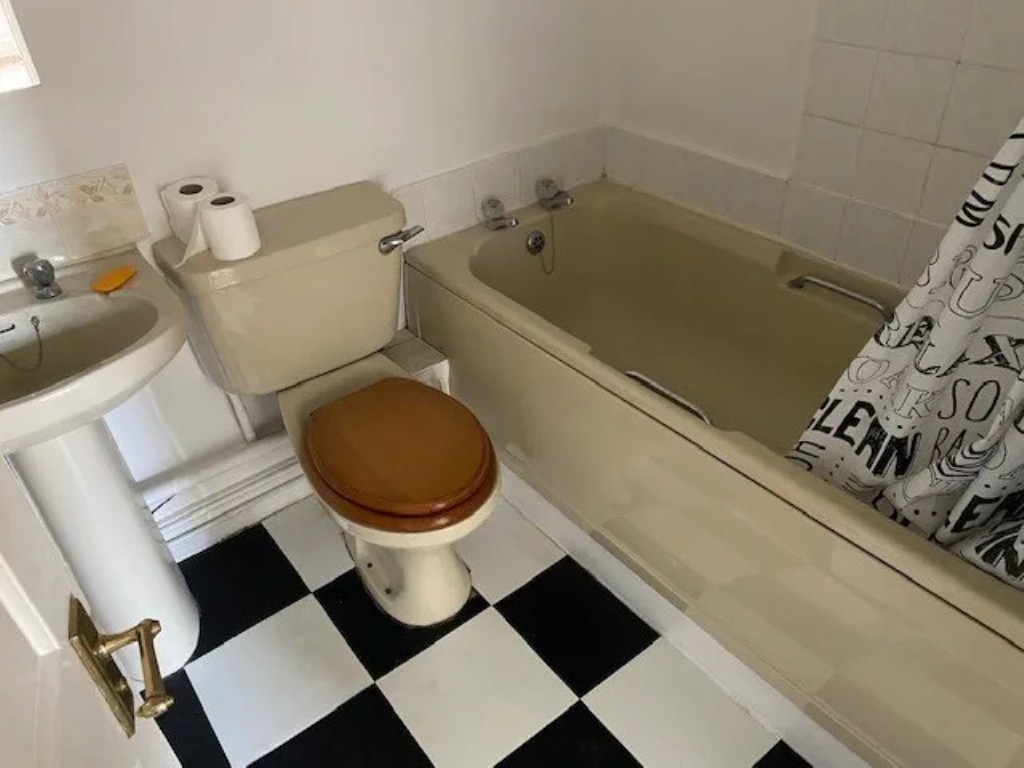 Lot: 181 - GROUND FLOOR FLAT FOR INVESTMENT WITH PARKING SPACE - Bathroom